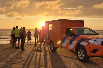 Cursisten op het strand tijdens de Lifeguard cursus bij de IJmuider Reddingsbrigade (IJRB)